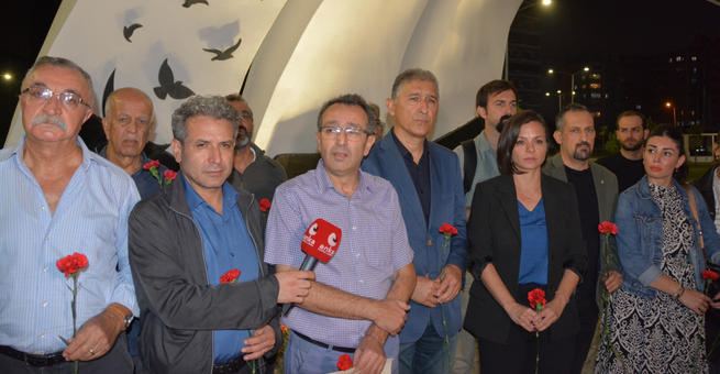 İzmir Emek, Barış ve Demokrasi Güçleri, 30 Ekim İzmir Depremi’nin 3’üncü yılında Bayraklı Deprem Anıtı’nda bir basın açıklaması yaptı.